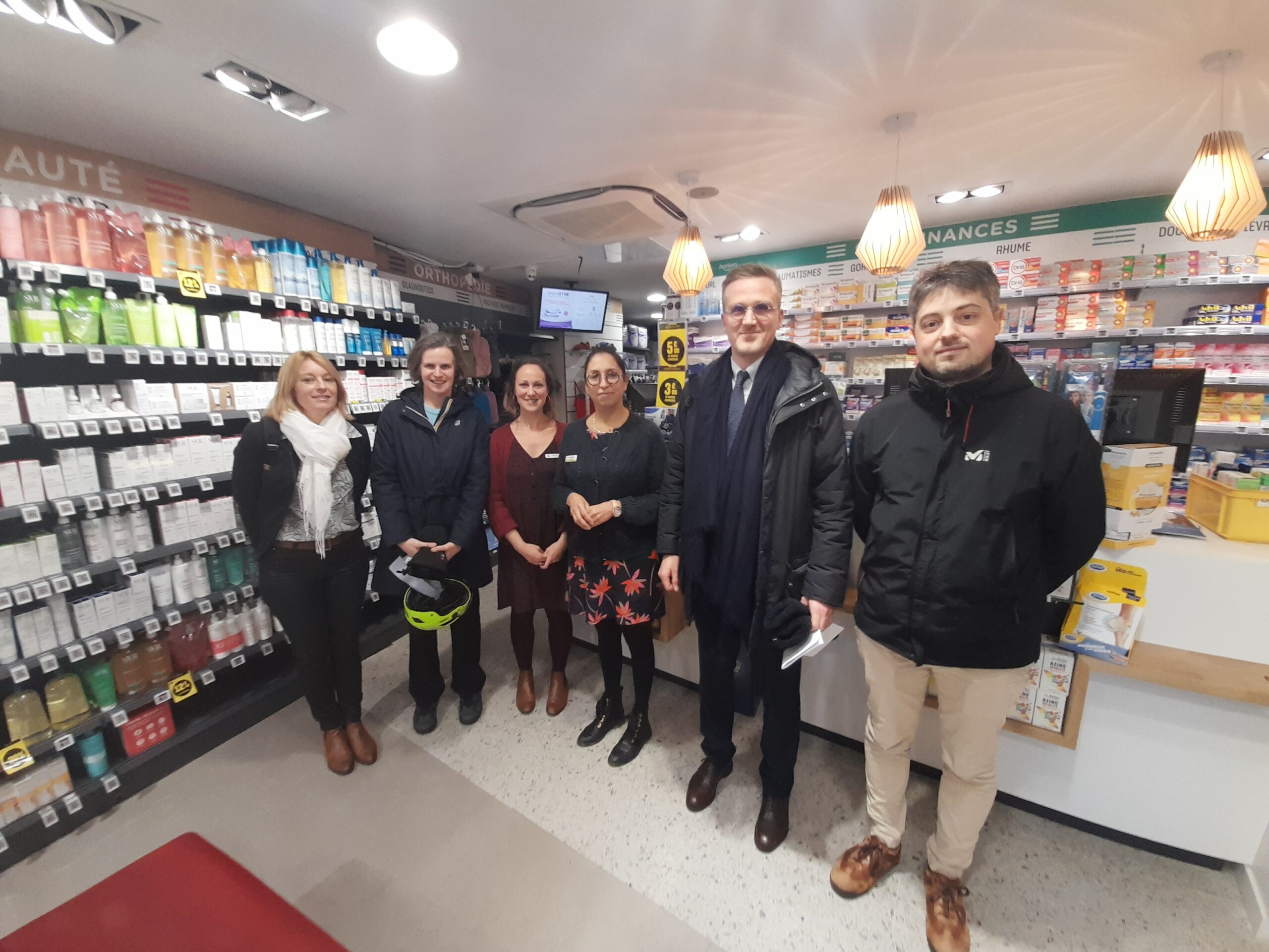 Visite du Directeur général de l'ARS dans une pharmacie, l'occasion d'évoquer les tensions d'approvisionnement et les nouvelles missions